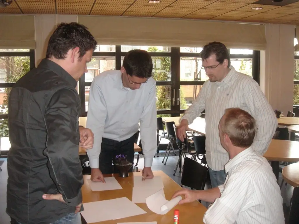 MannenBijeenTafelMetPapier